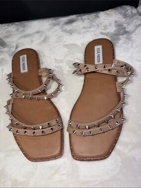 NWT Steve Madden Studded Strappy Flat Sandals Womens 10 Nude Beige Gladiator